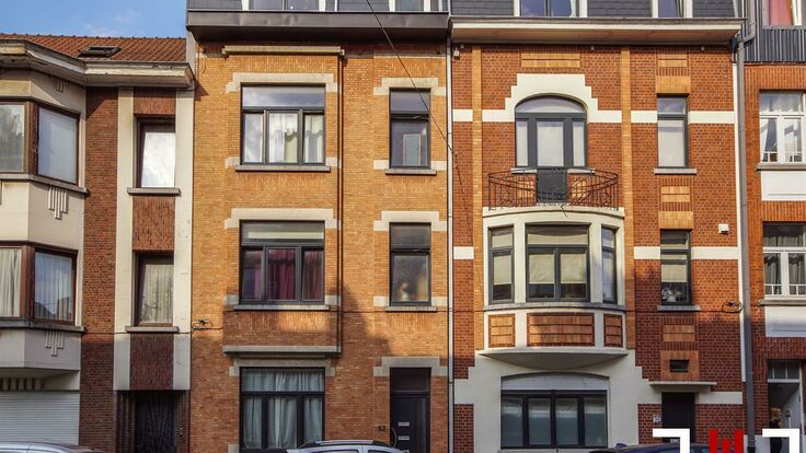 Idéalement situé dans une rue calme près du cimetière d'Ixelles, bel appartement une chambre se composant comme suit : 

Quatre pièces en enfilade : le salon de 17m², la cuisine super-équipée, la chambre de 16m² et la salle de bain, dans laquelle