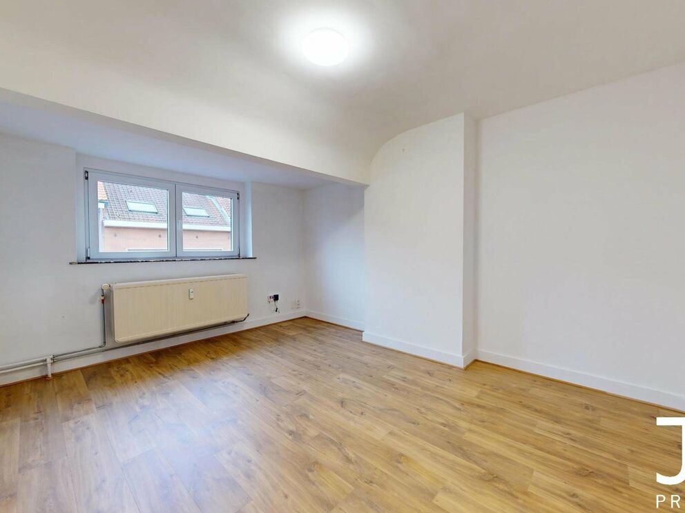 Idéalement situé dans une rue calme près du cimetière d'Ixelles, bel appartement une chambre se composant comme suit : 

Quatre pièces en enfilade : le salon de 17m², la cuisine super-équipée, la chambre de 16m² et la salle de bain, dans laquelle